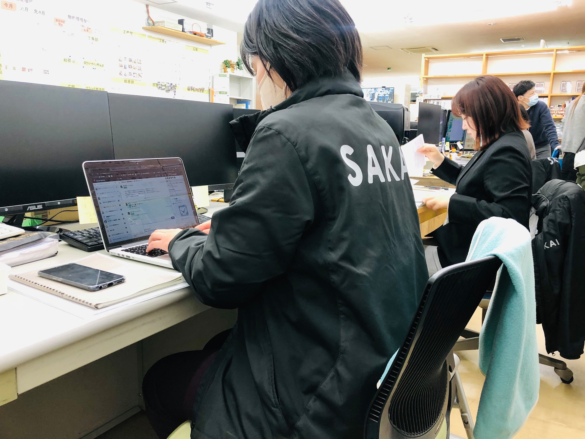Sakai 株式会社 Sakaiのジャンパー Sakaジャン 現在大活躍中です 最近は特に冷え込みが激しくなってきましたが Sakaジャンを着ればとってもぬくぬくします Sakaジャンを見かけたときは Sakaiの人だ と認識いただければと思います 寒い日はsakaジャン