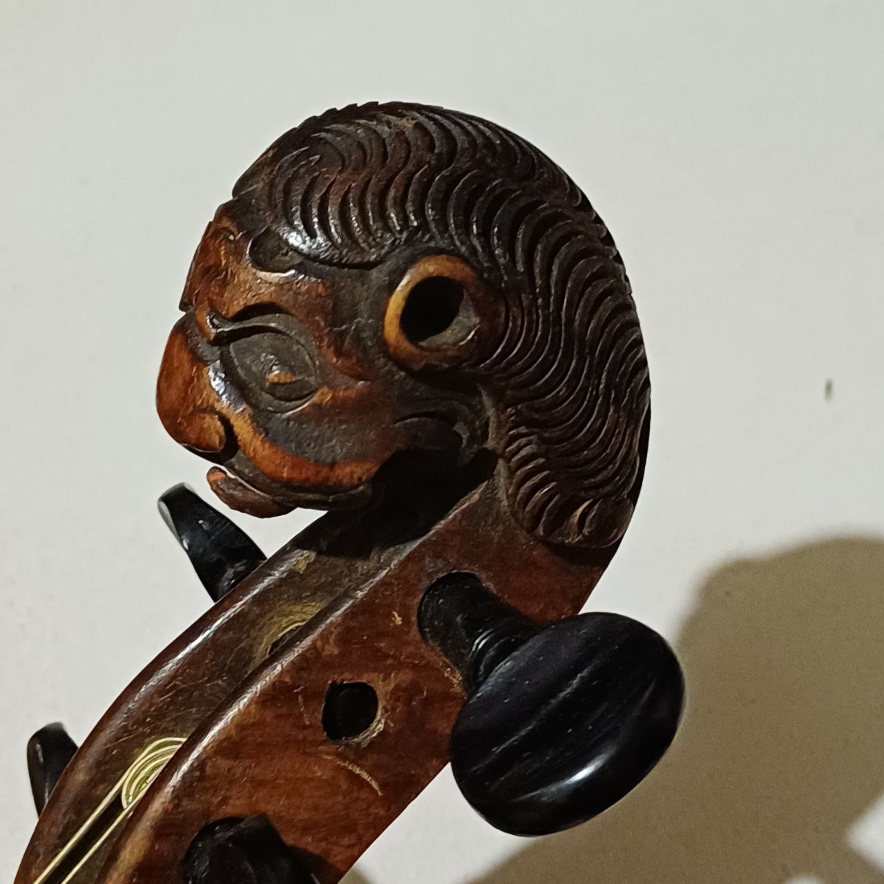 What is the origin and value of this unique violin with a lion's