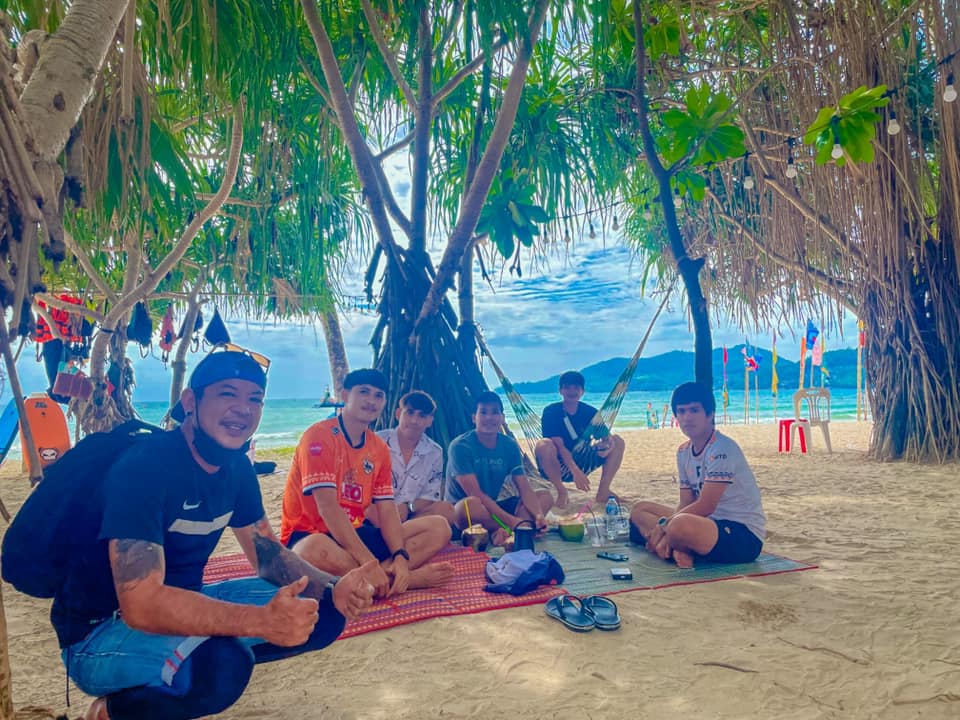 SeaBoy - ขอบคุณนักฟุตบอลเชียงราย ซึ่งมาเก็บตัวที่ ภก ได้แวะมา อุดหนุน ...