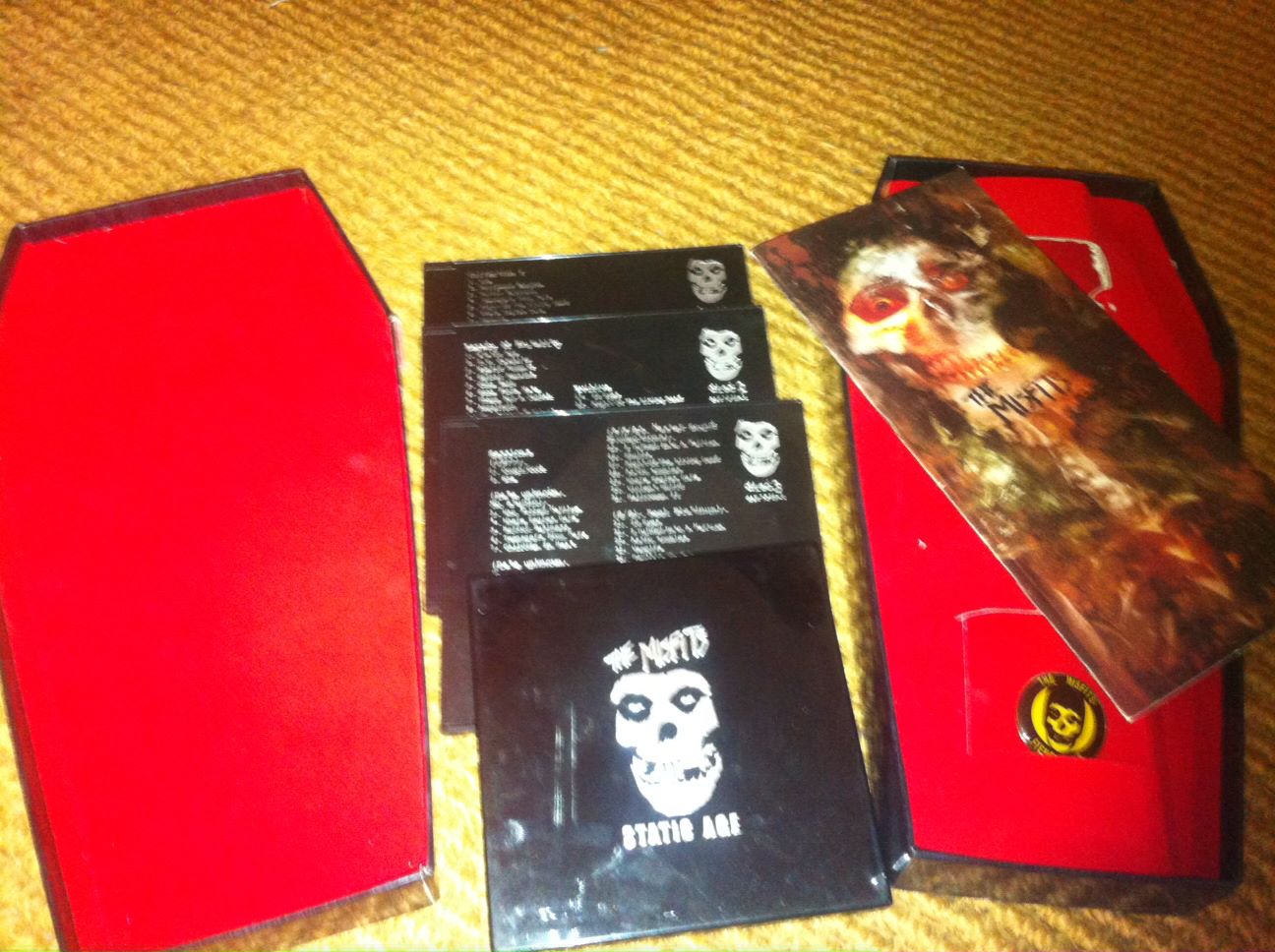 What is the correct color of the first press Misfits box set pin?