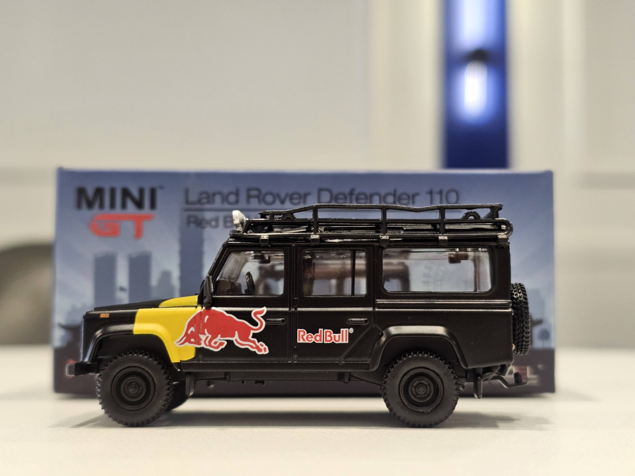 Minigt 110 Land Rover Defender 110 Redbull Luka