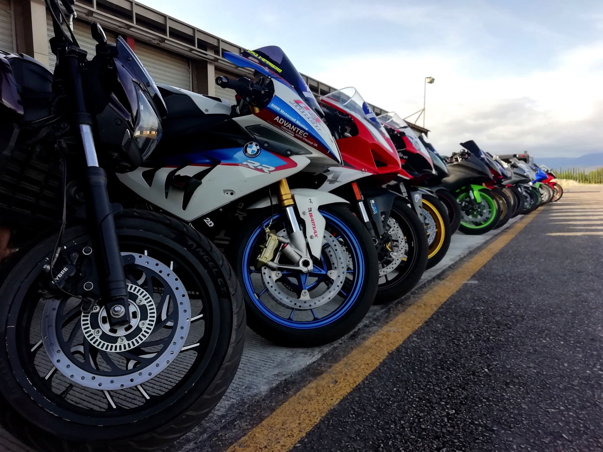 El ambiente que traigo siempre que salgo a rodar 🏍️⚡️🚀😁 #Bikerboyz #fyp ...