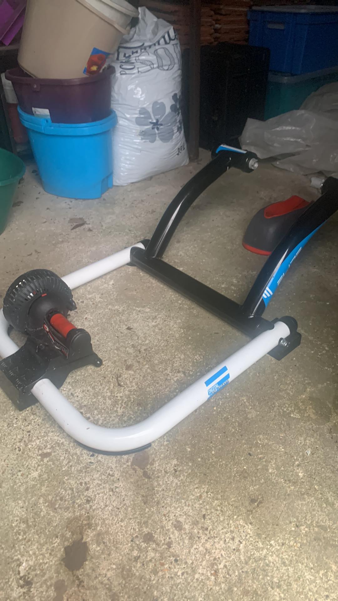 Home Trainer Pliable FITFIU ROB-10 – 6 Résistances Magnétiques, Compatible Roues 26 à 29 Pouces