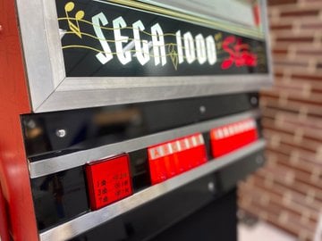 本社受付前にスーパーメガロ筐体の『バーチャファイター』と国産初の