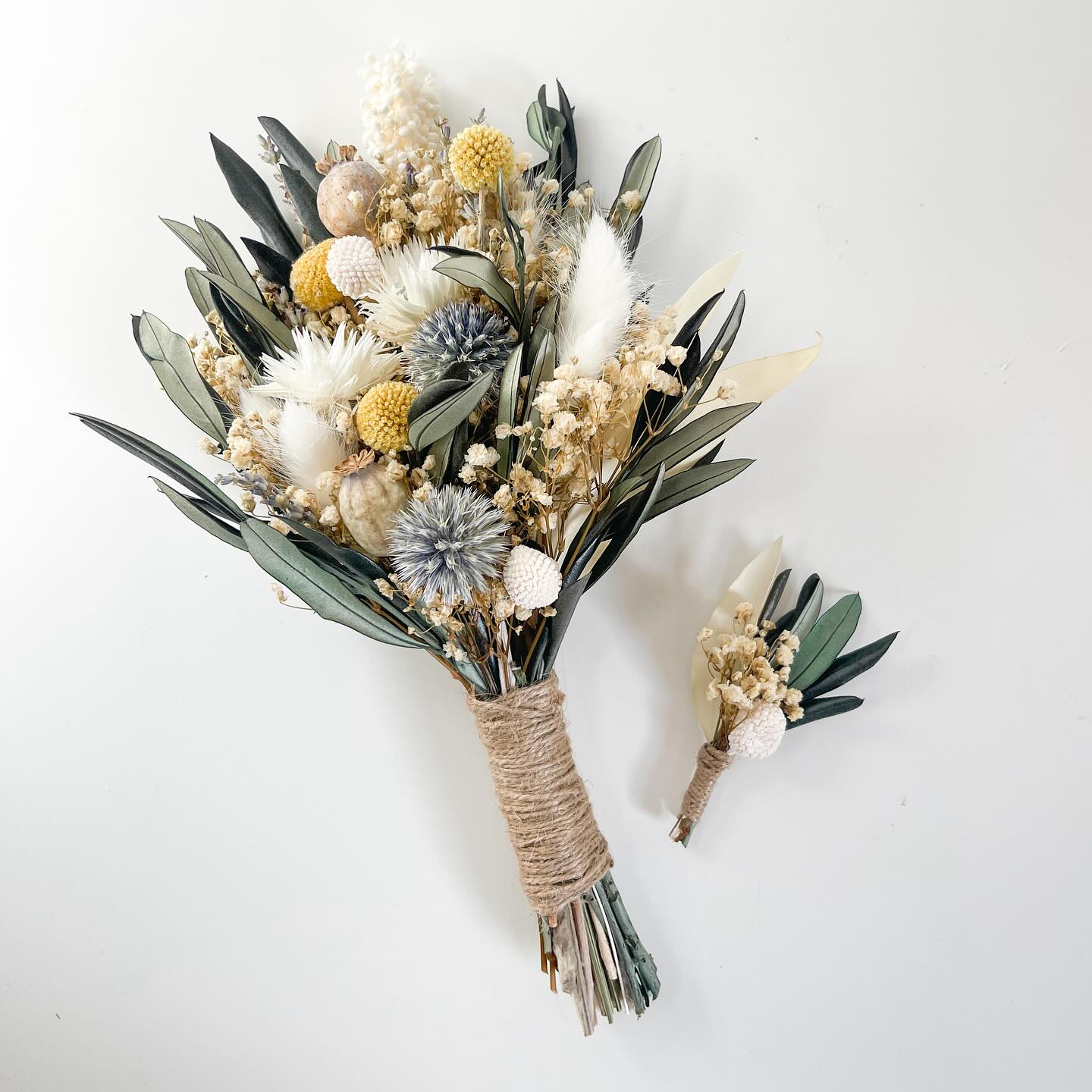 Traumhafter Brautstrauß #boho #brautstrauß #wildblumen #brautstraussliebe #brautstraußidee #trockenblumen #olivenzweige #gelb #blau