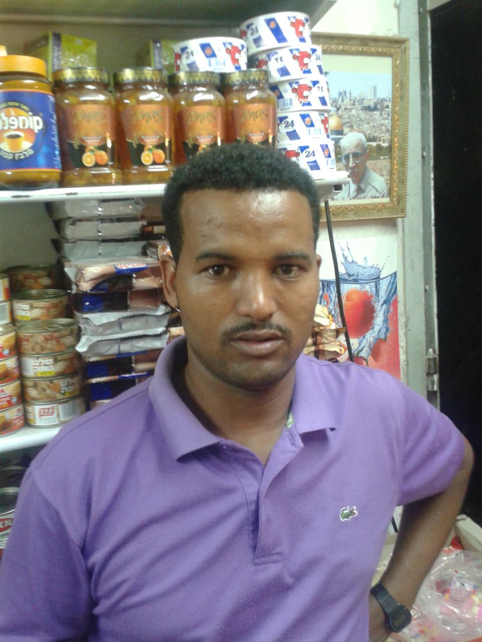 رافعه حاجبها وما حدا عاجبها