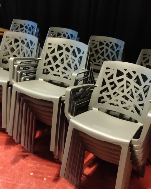️De nieuwe stoelen zijn geleverd ️... - Jeugdhuis De Sortie | Facebook