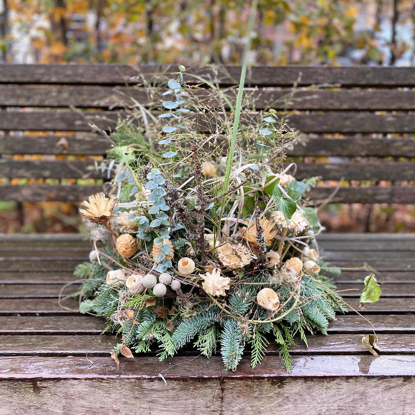allerheiligen by #bluetensturm_merzig 🤍 #allerheiligengesteck #trauerfloristik #floristik #blumenfürfriedhof #dasmachenwirauch #blumenfachgeschäft #blumengeschäft #florist #eukalyptus #eukalyptuslie