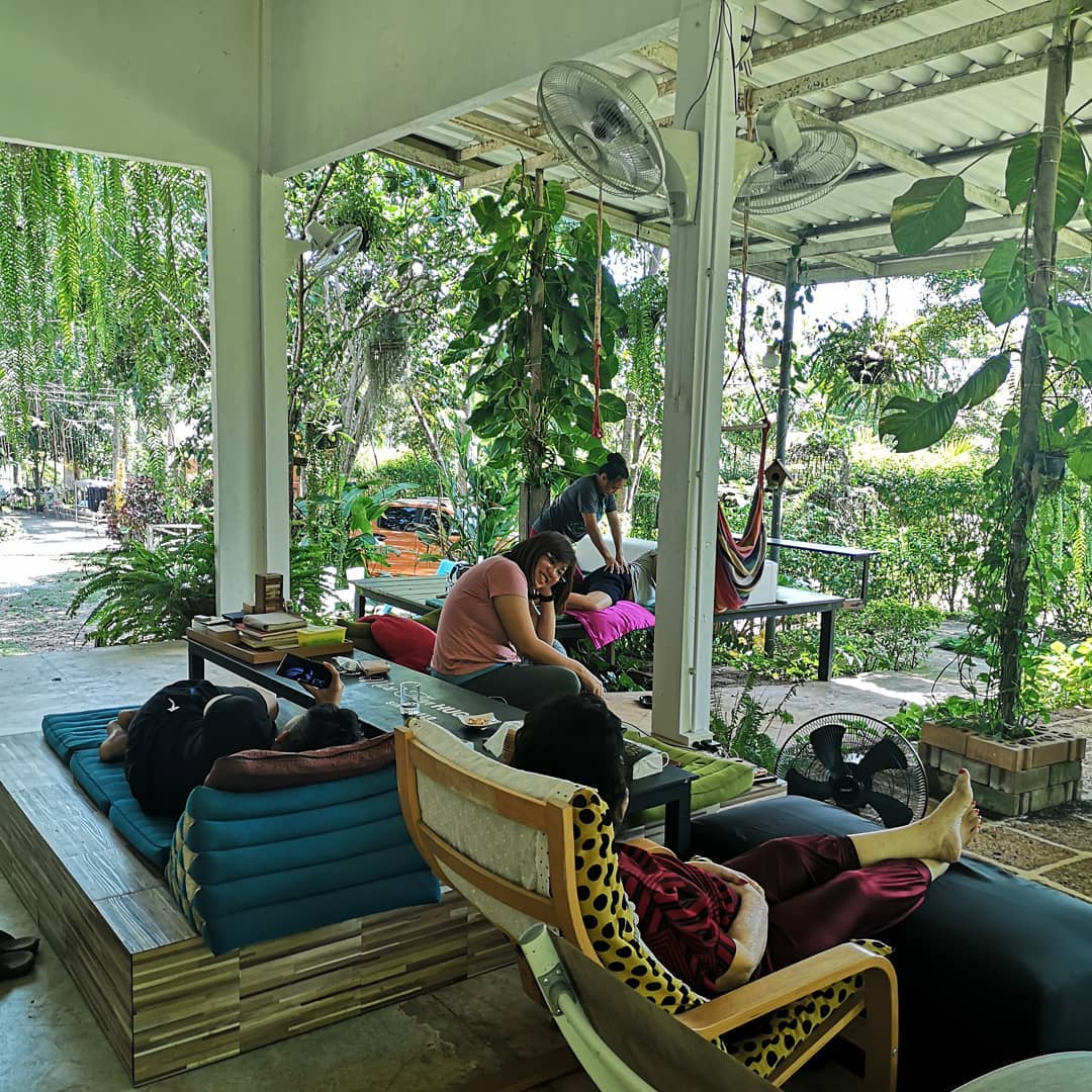 นั่งๆ นอนๆ นวดๆ... - Hug station khao yai