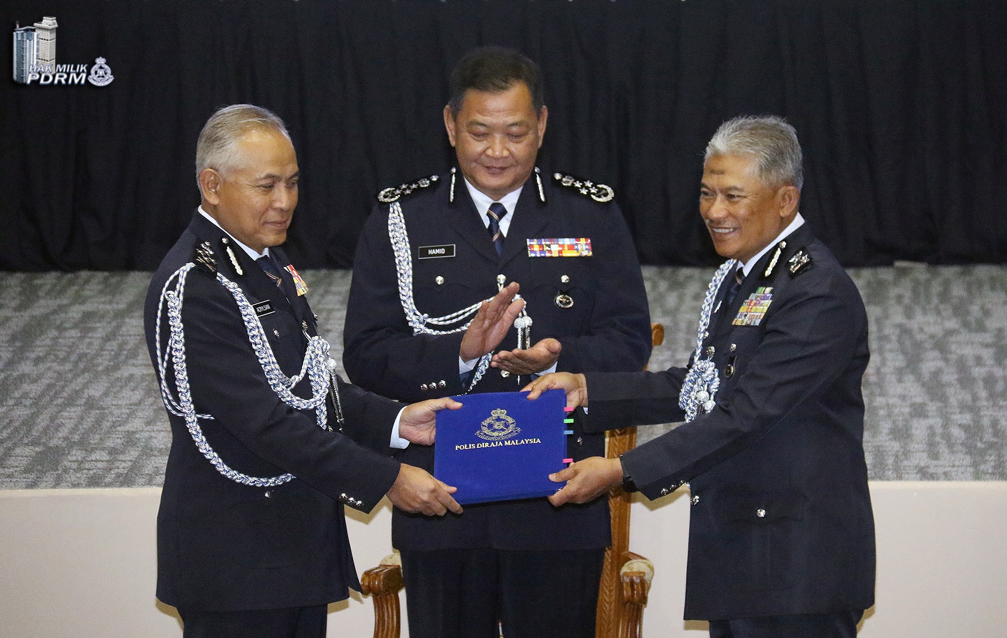Polis - Sekitar upacara penyerahan dokumen serah terima tugas jawatan ...