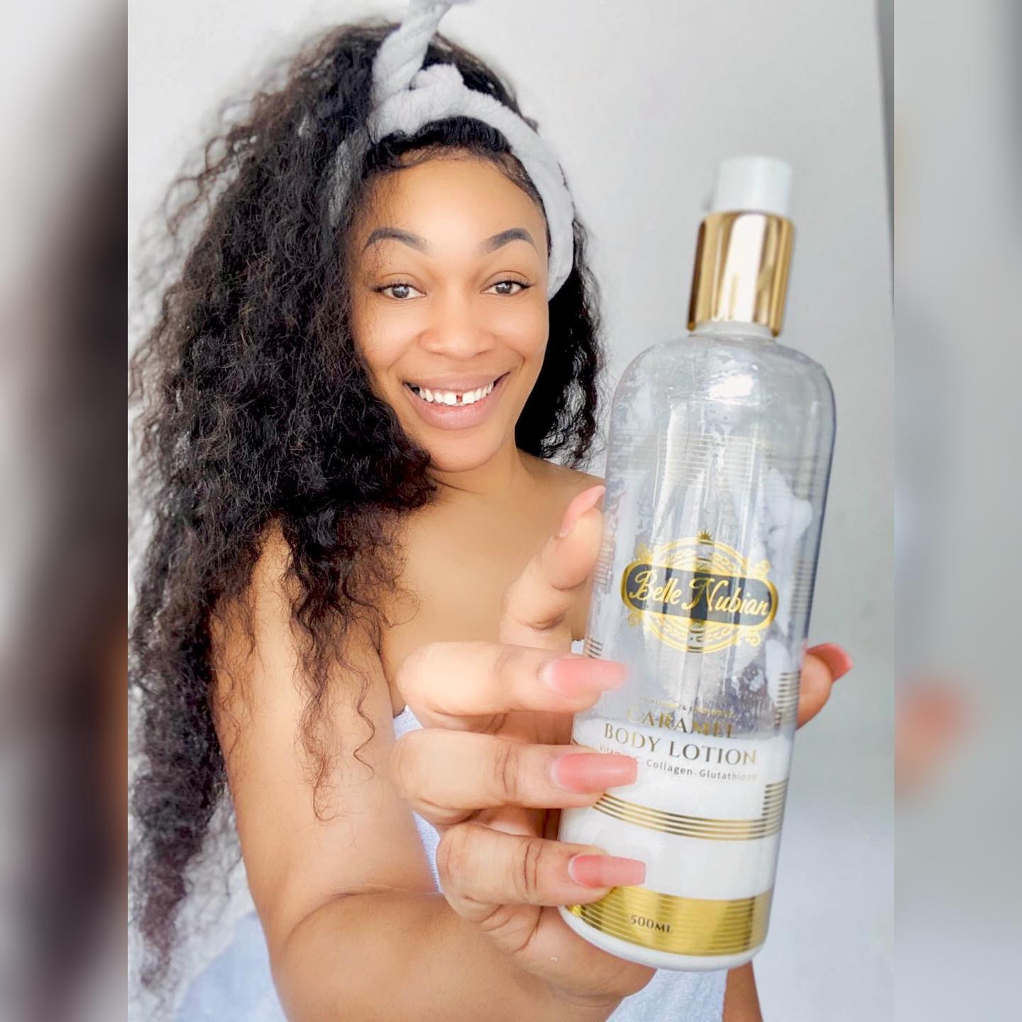 Hydratez votre peau avec notre lait pour le corps au caramel, le plus vendu. Grâce à son adaptation à tout type de peau , Obtenez une apparence uniforme, sans imperfection et jeune