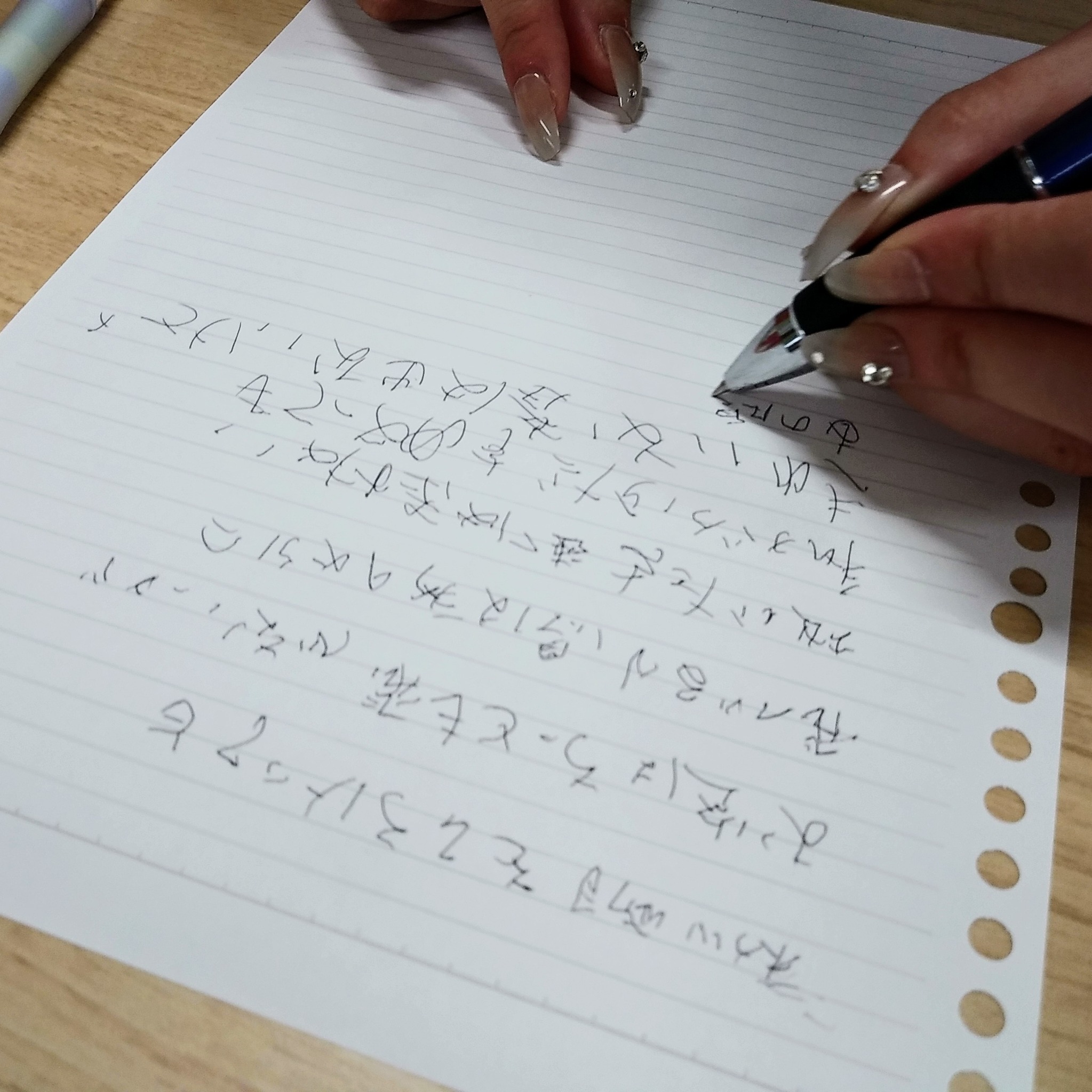 Shigeki - 金子みすゞの詩「私と小鳥と鈴と」を学生に左手で書き写してもらった。多数派の右利きにとって、少数派の左利き体験となる。他者 ...