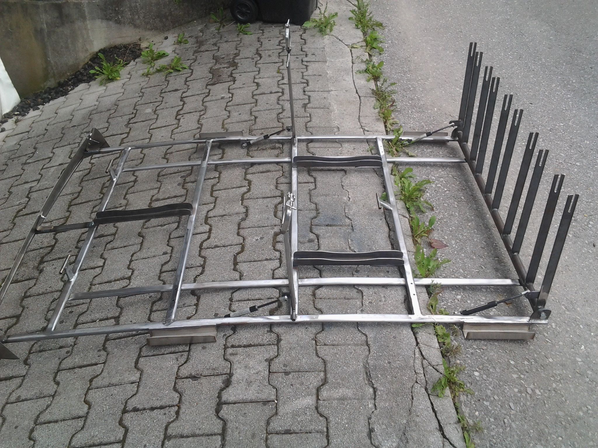 Professional cycling team roof racks which can carry up to 7 bikes
