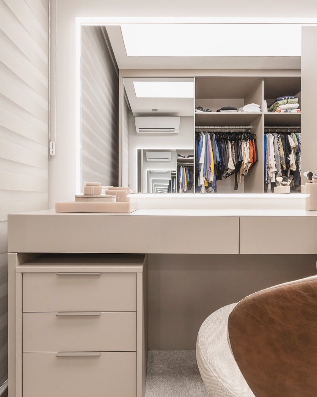 MB Ambientes - ️ Closet MB com penteadeira! “Tem ficado... | Facebook