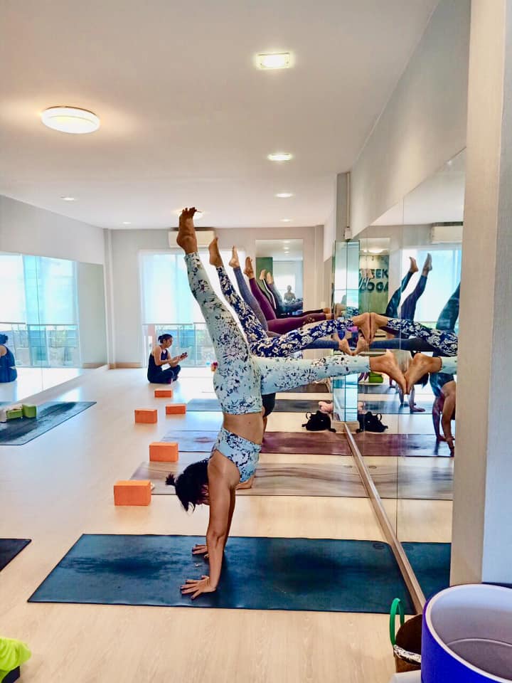 Seek Yoga - Inversion class...