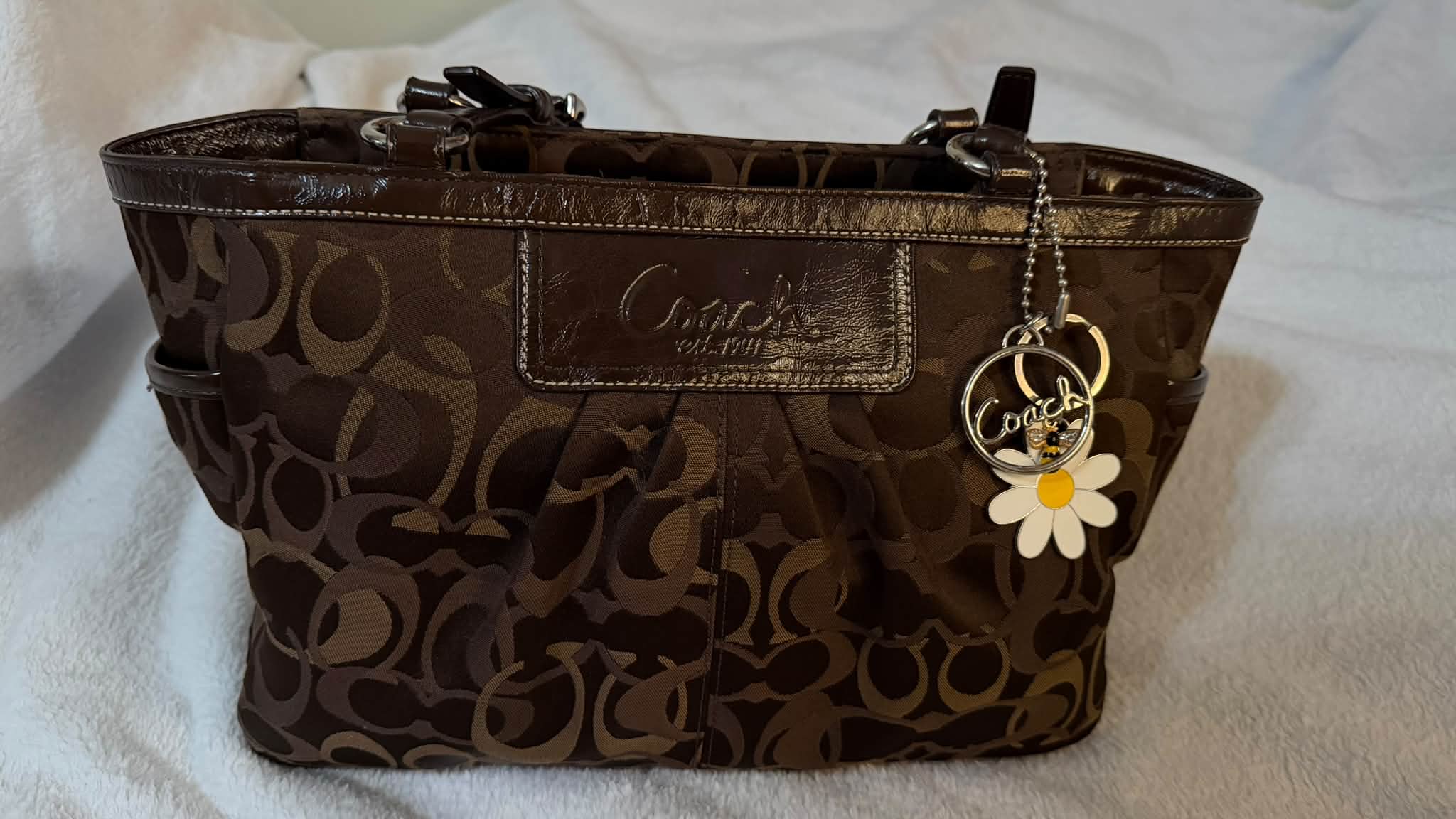 🤎 Coach shoulder bag featuring the classic brown signature print