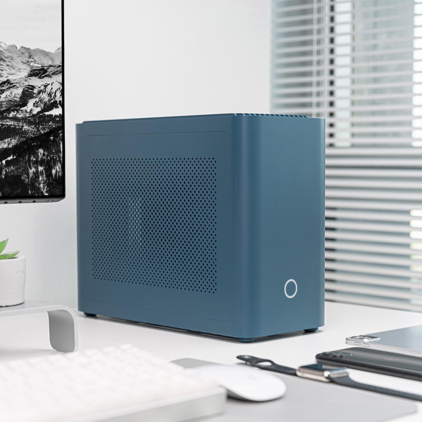 iQunix ZX-1 ITX Case goes with a minimalistic design without