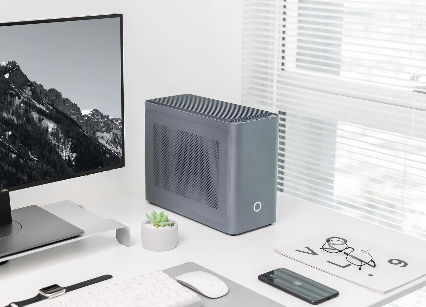iQunix ZX-1 ITX Case goes with a minimalistic design without