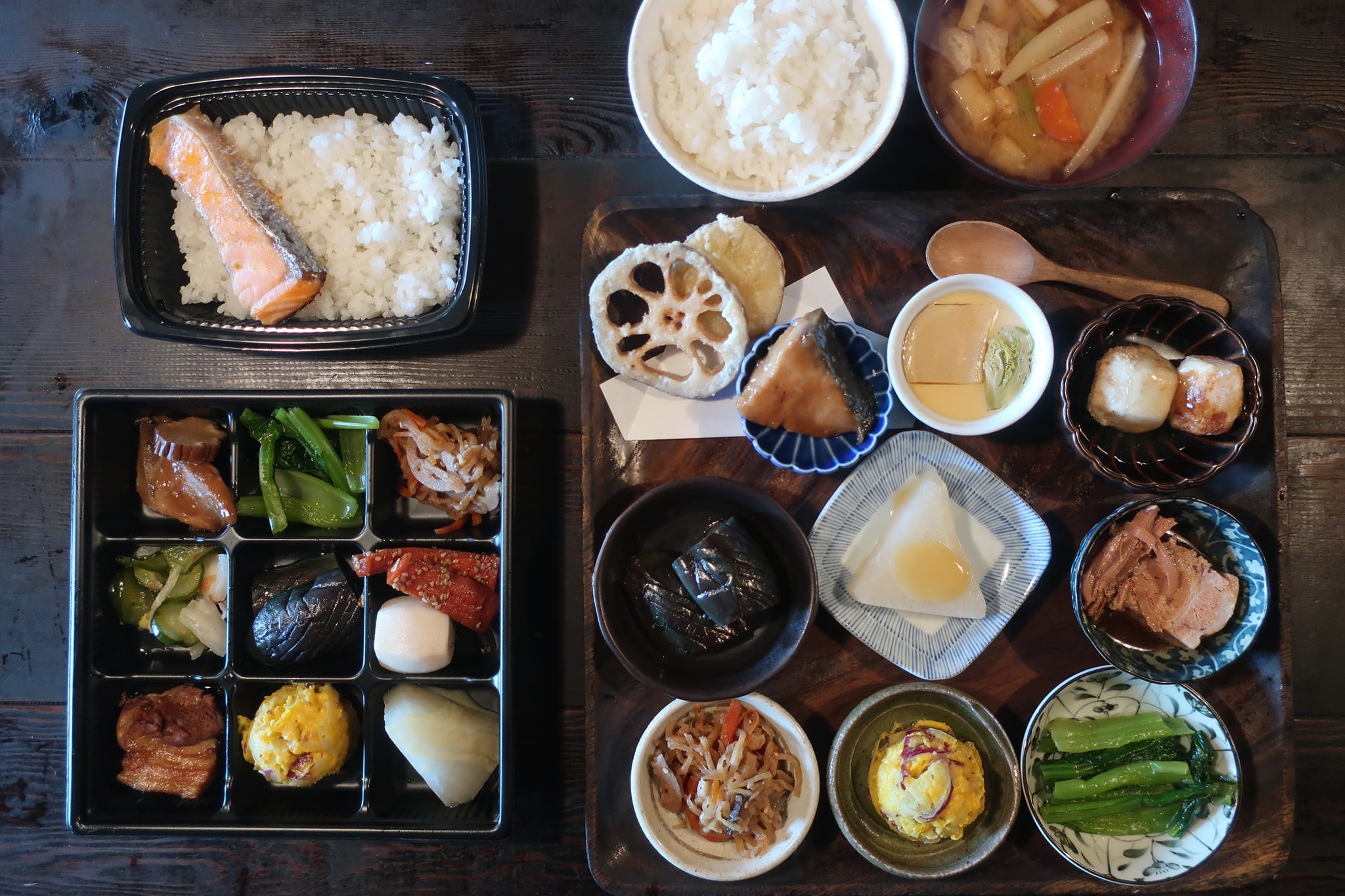 つくば食堂 花 当店のランチタイム 左 大地の弁当 1000円 右 大地の御膳 1100円です Facebook