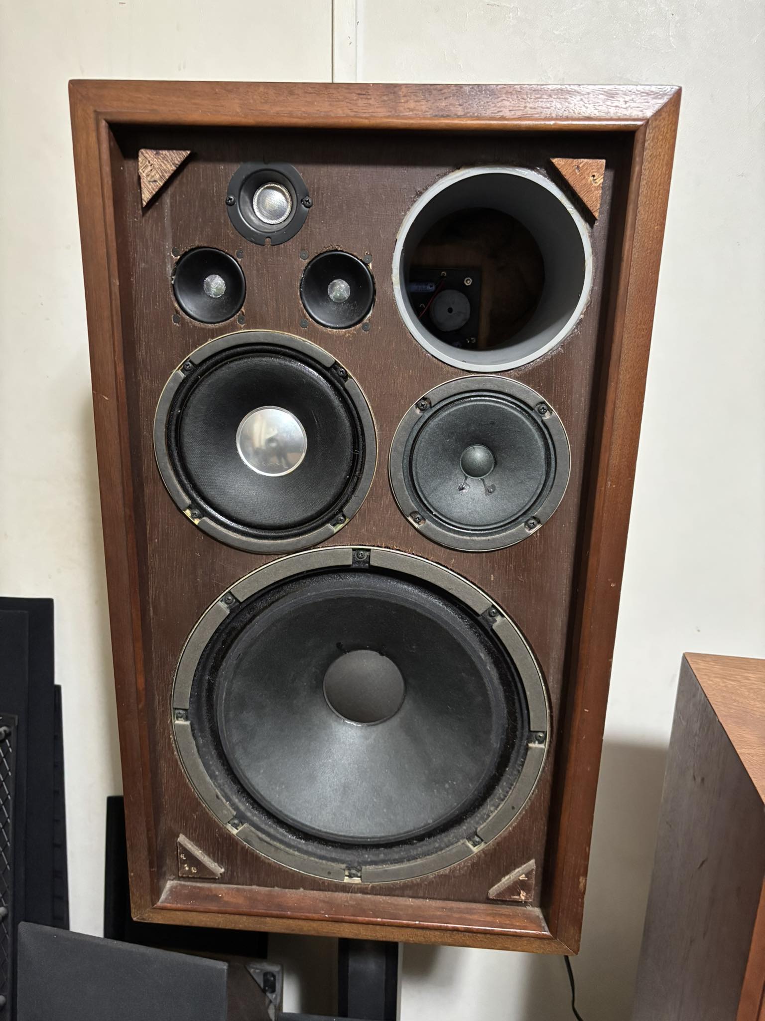 Sansui S-M90 speakers offer clean highs and balanced sound