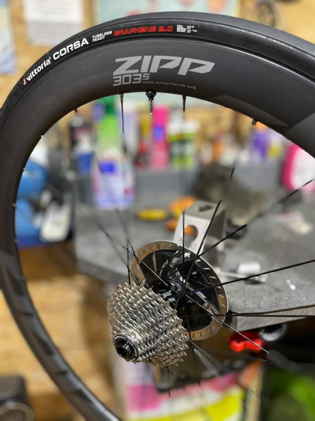 Going tubeless on David's new ZIPP 303s hookless wheels.