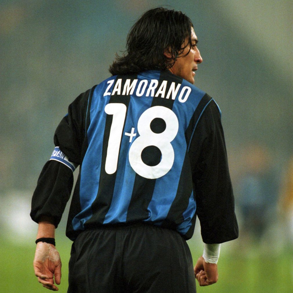 PLAYER GALLERY 🖼⚽️📸 Iván Zamorano 1️⃣+8️⃣⚫️🔵 Powered by