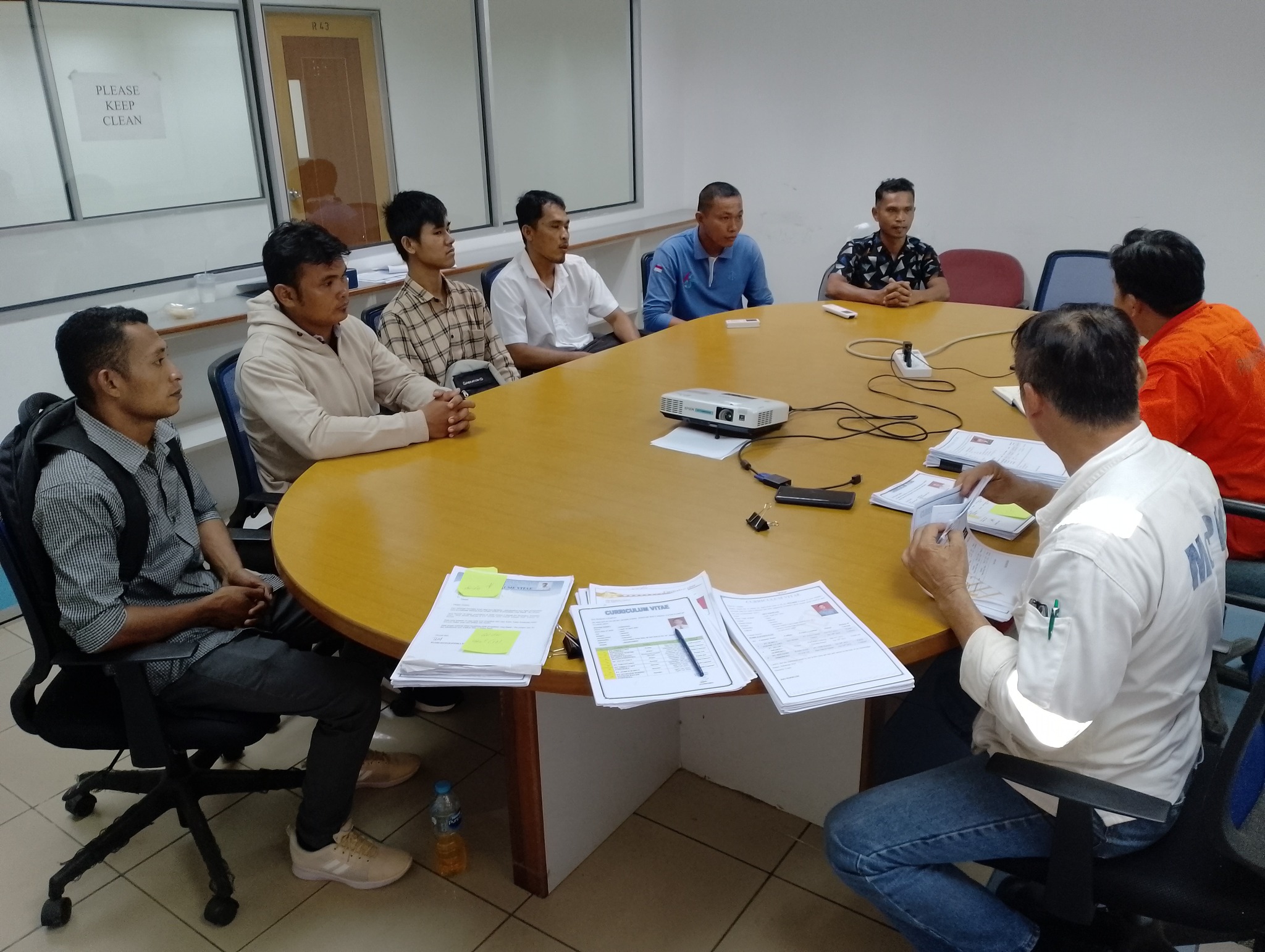 Idho Al-batami - Contoh wajah2 yang di interview, tegang,... | Facebook