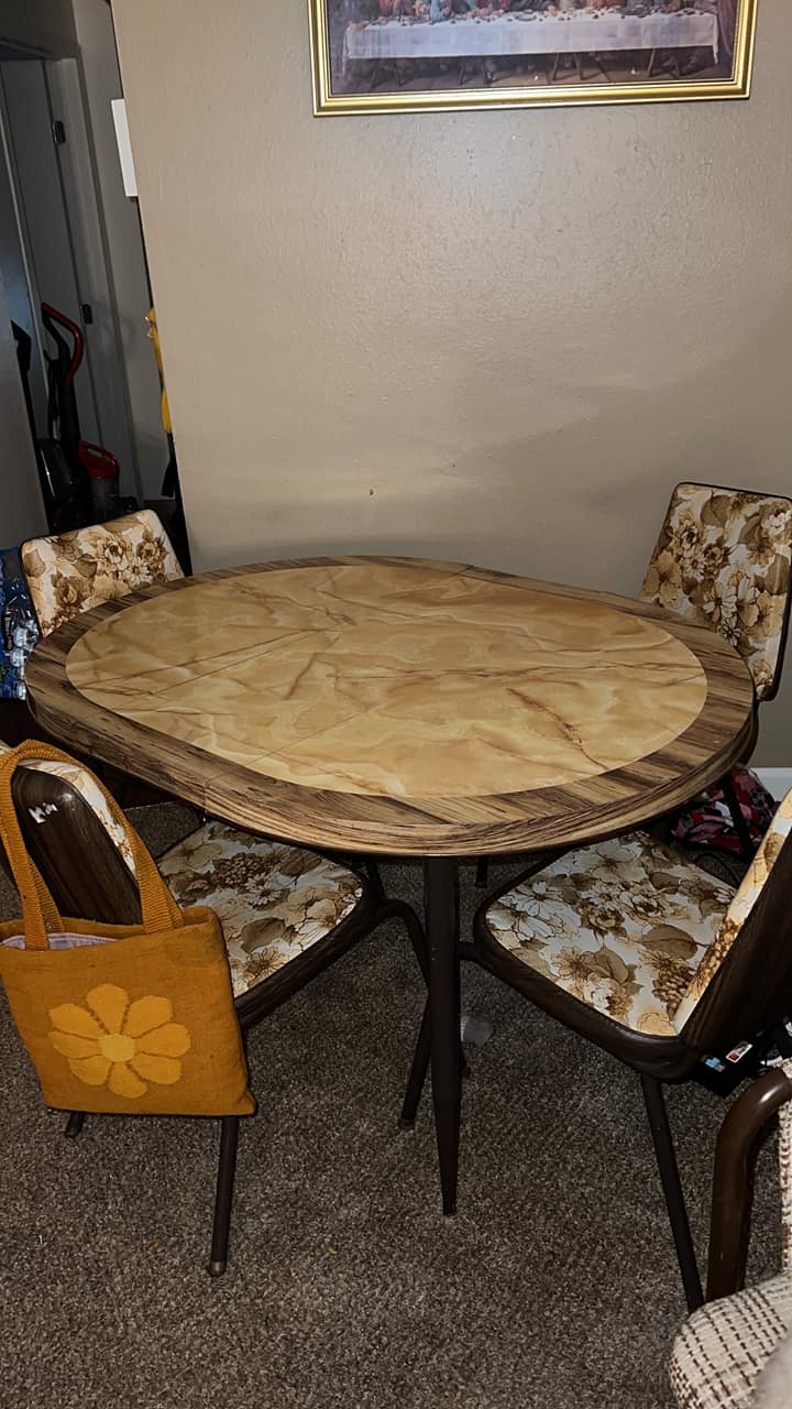 Found a 1970's table recently on market place for $60🤭🖤
