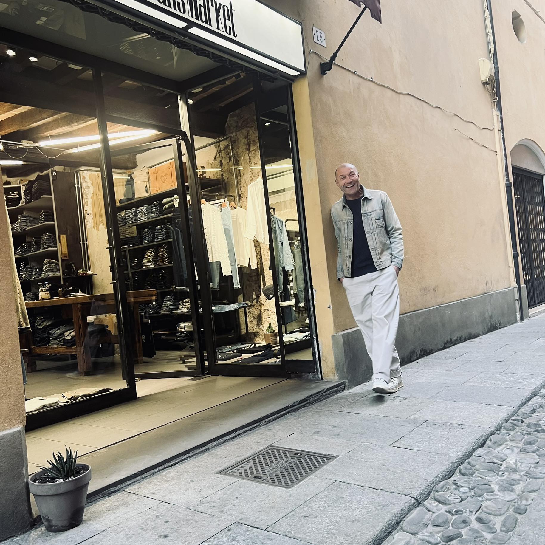 Tutti hanno messo una su questi jeans 👖 #jeansmarketmodena #levis # ...
