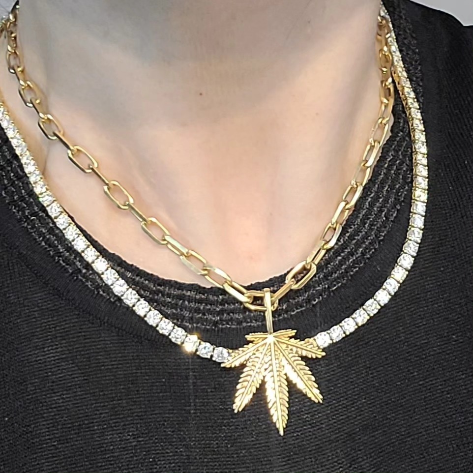 ペンダントトップ 大麻草 K18 K18、Pt900、ダイヤ無し、ダイヤ付き