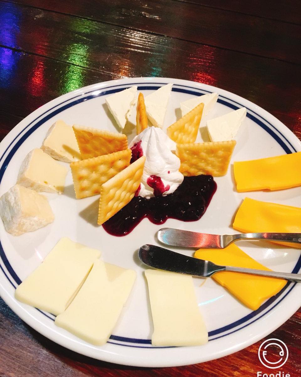 Xii Strike Cafe さっと降った雨のお陰でだいぶ涼しい本日は 4種のチーズをおつまみにするのもいいと思います チーズ盛り合わせ カクテルに合う ワインに合う ビールに合う 国分寺 北口 アメリカンダイナーカフェ 時短営業中 Facebook