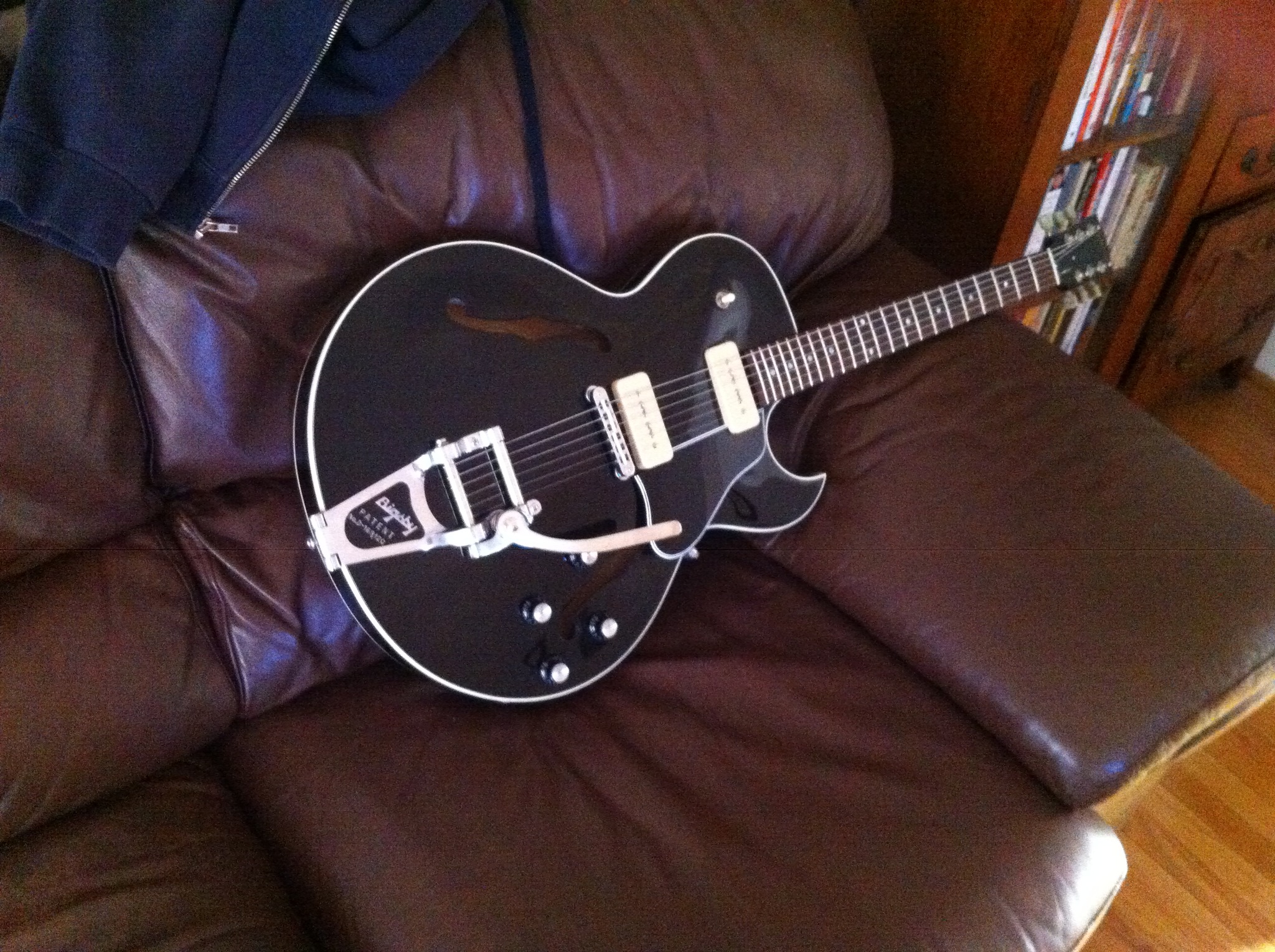 Gibson ES-135 VS カスタム Modified Gibson ES 135 guitar with Bigsby