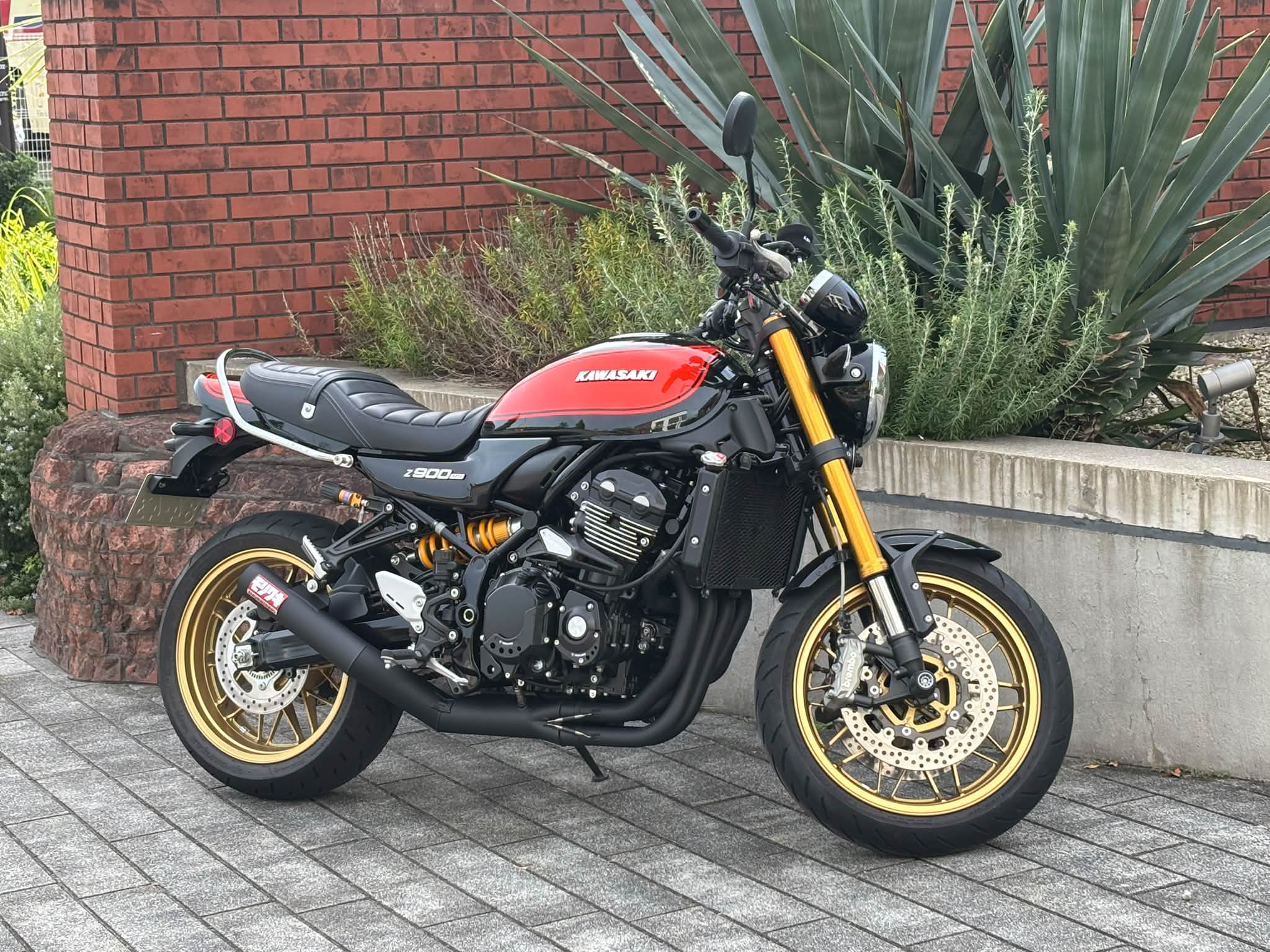 z900rsでミッドナイトのモナカの黒の集合管エキパイで着けられてるかた
