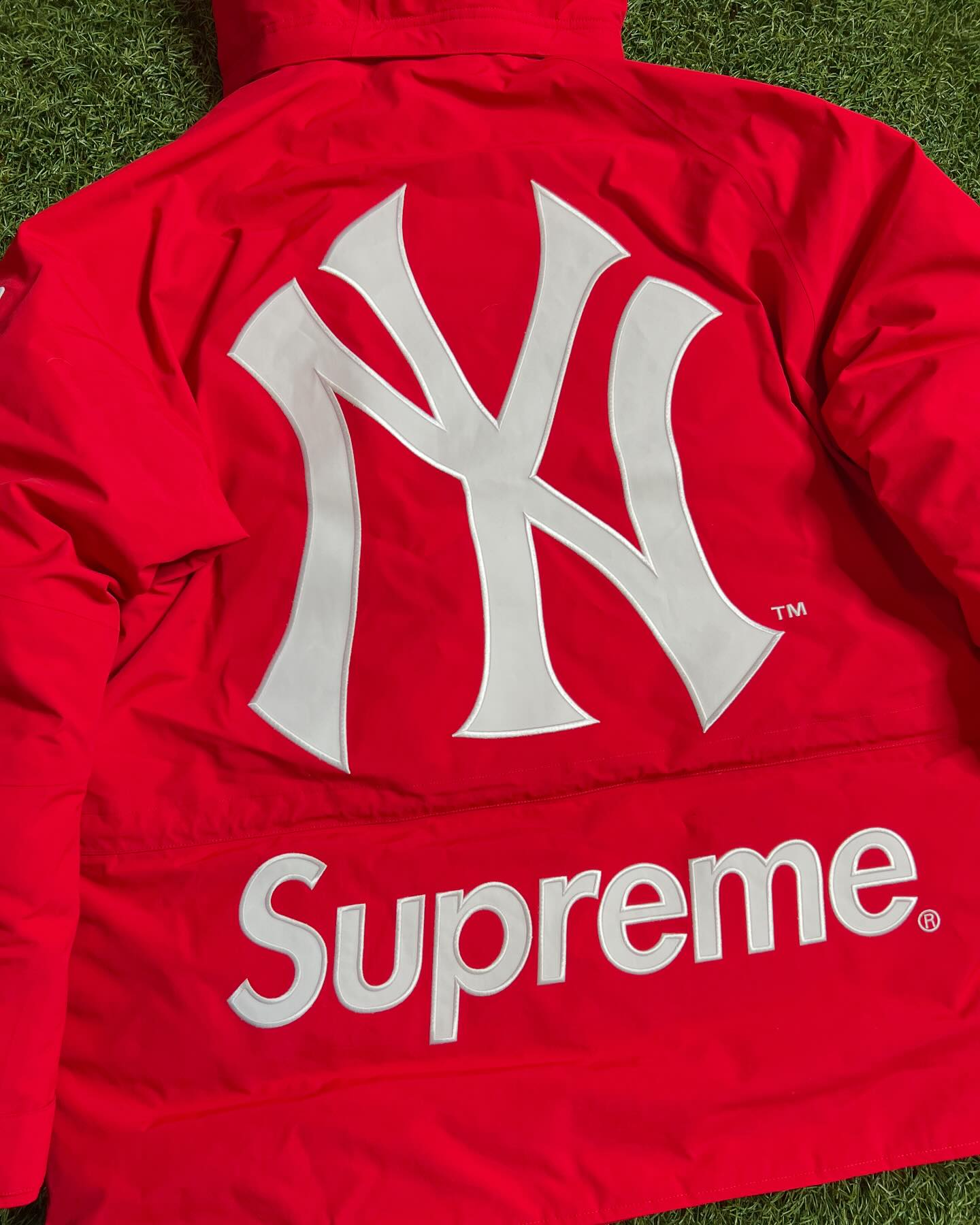 Crazy Supreme coat just landed!? Supreme x NY Yankees Gore-tex 