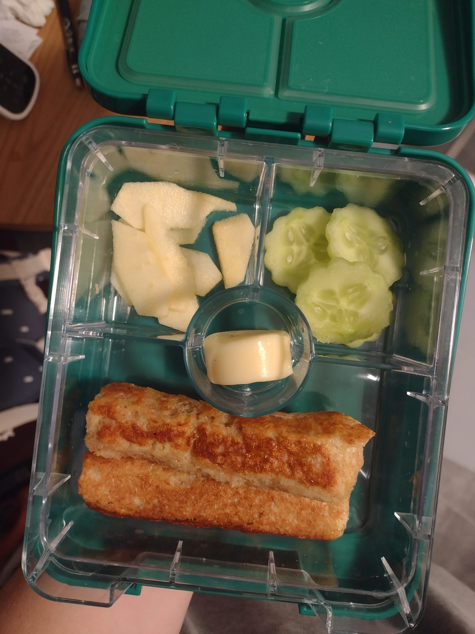 die zweite Brotdose für die Krippe (mein Kleiner war direkt nach einer Woche Eingewöhnung krank 🫠) 2 french Toast Röllchen (wisst ihr wo es zuckerfreien Toast gibt? Ich finde einfach keinen, drum