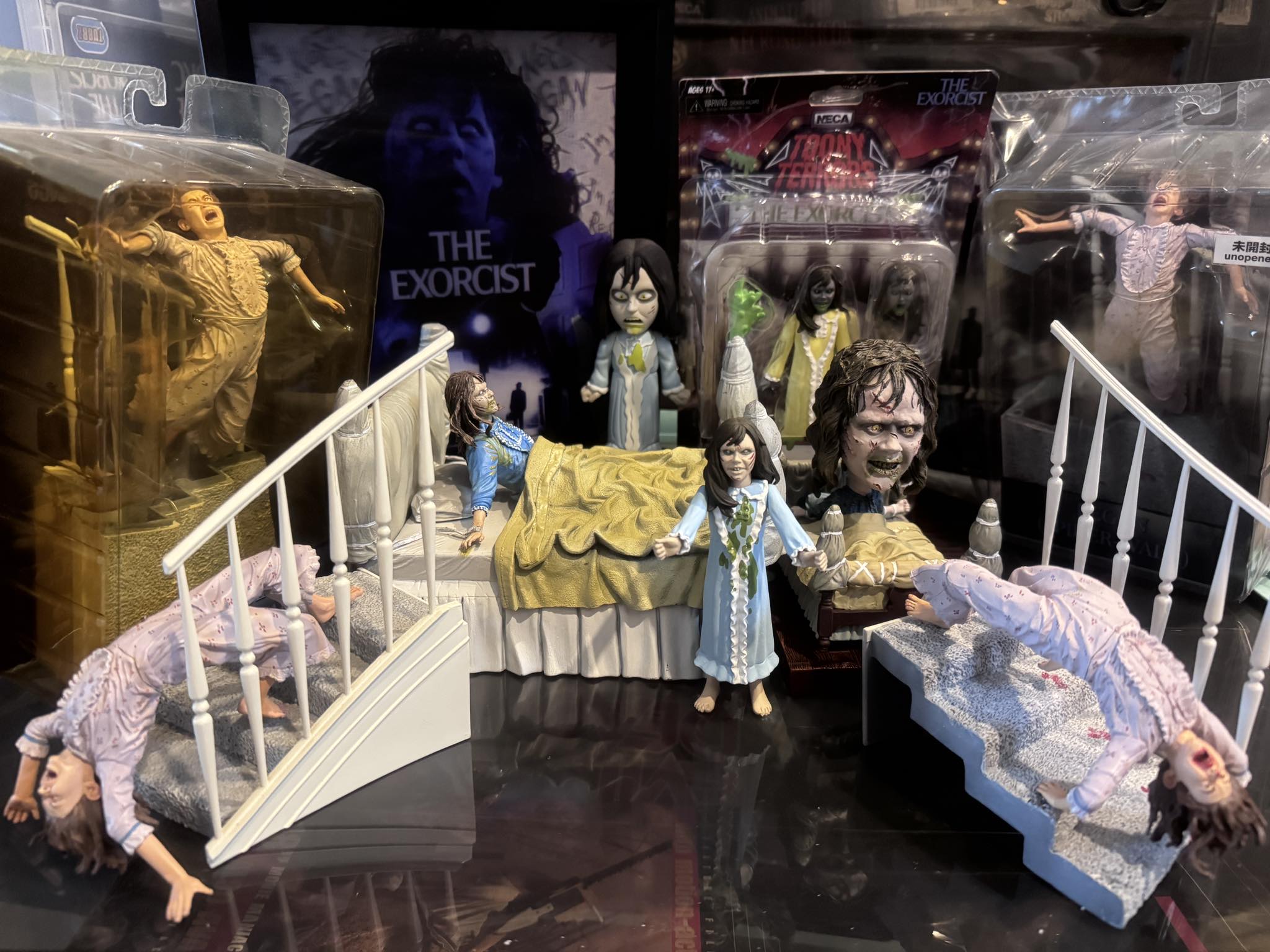 The Exorcist - Regan (Spider-walk) - Figurine NECA Cult Classics 7