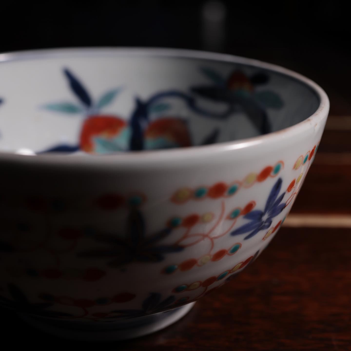伊万里色絵 三果文図碗 18世紀に作られた伊万里焼の鉢です。呉須の青楓