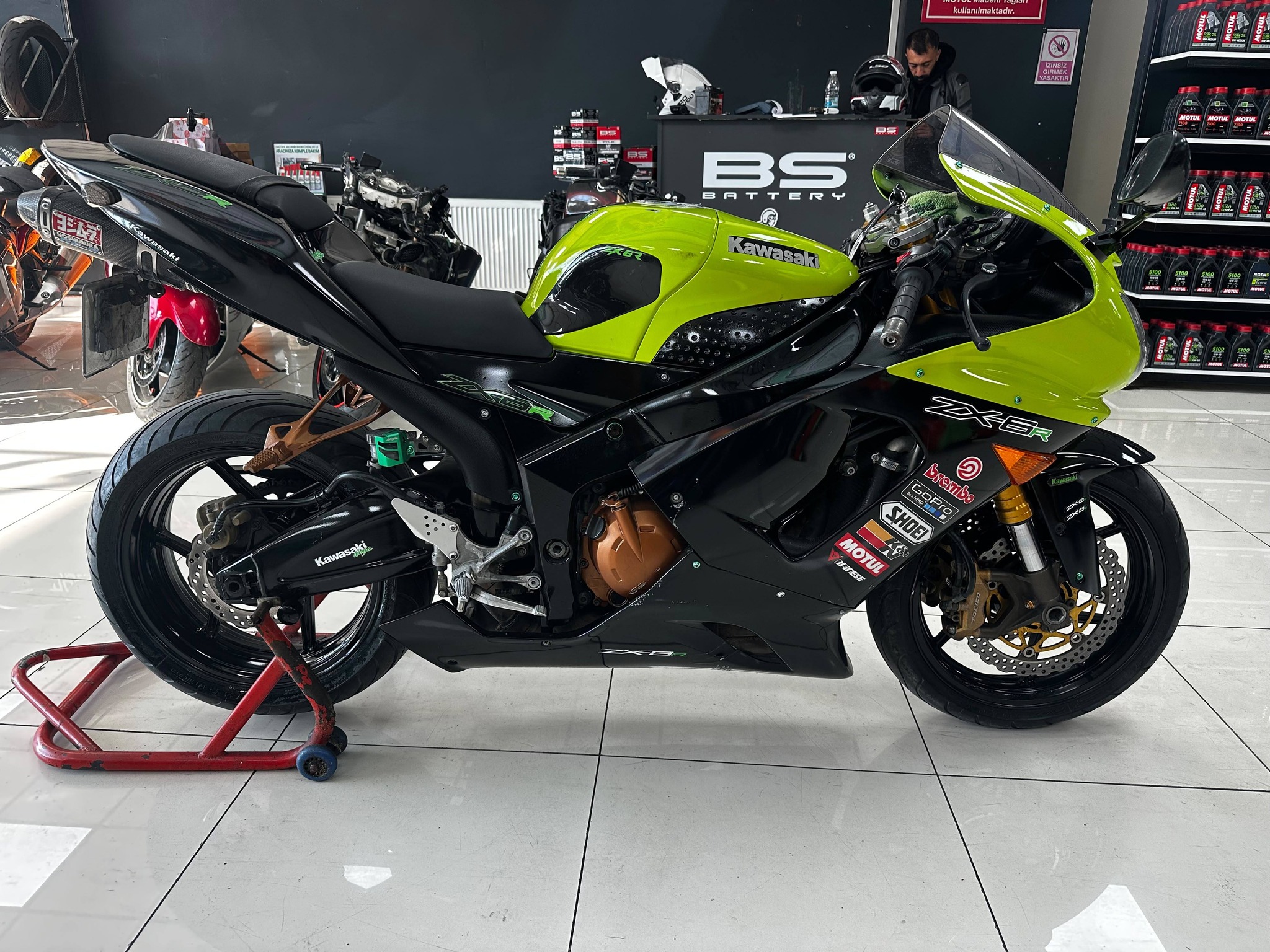 Satılık zx 6 r Model 2005 Km 88 Mekanik iyi Lastik iyi Grenaj
