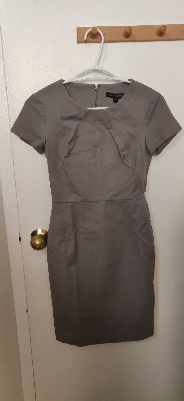 banana republic grey sheath dress Fitted Size 00 Petite (Size 00, Petite) Fits XS Frame, Height specifically for 5'4 and below Price: $40 Bought for $100 Unworned, I need closet space and it Midi dress
