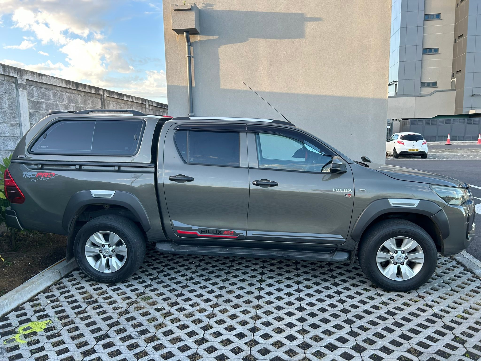 Hilux year 2021 2x4