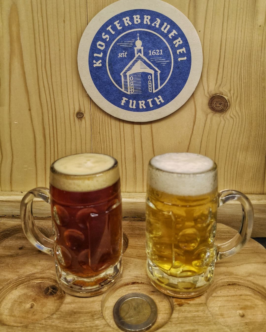 Wie versprochen, as kleinste Bier (der Welt?!) 😂 Unser Kloster Hell und Kloster Dunkel im Mini Maßkrug, als Vergleich a 2€ Münze 😄 In dem Sinn wünsch ma eich a scheens Herbstwochenende 🍻 #klosterbra
