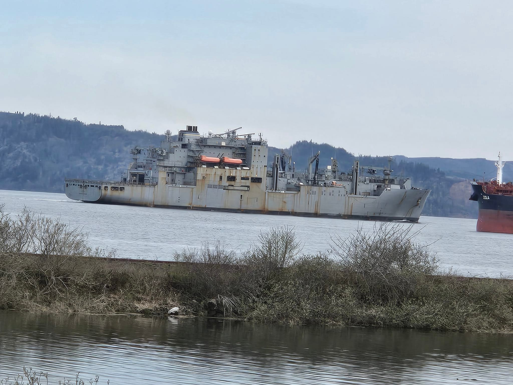 USS Florikan ASR-9 underway on Columbia River, Oregon