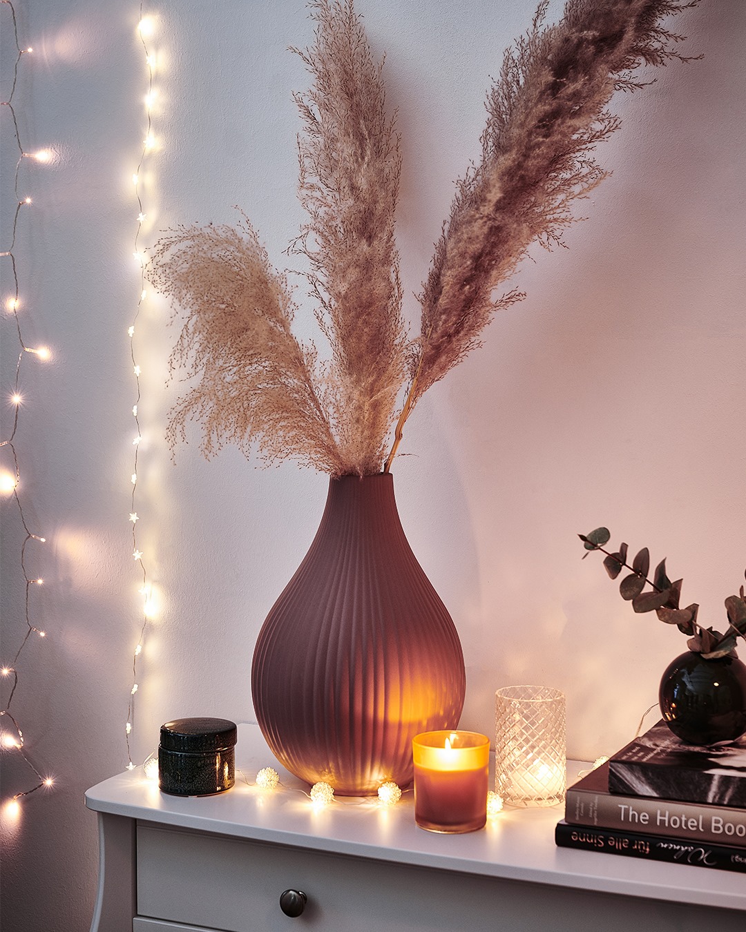 Den Montagmorgen starten wir mit all unseren Dekolieblingen in vereinter Power: Pampasgras, Altrosa und Lichterketten – we love it!💗 Entdecke jetzt die neue Kollektion: bit.ly/trend-tannengruen