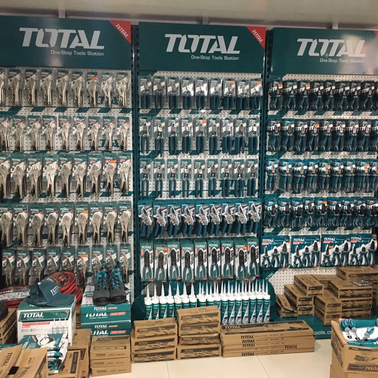 TOTAL Cameroon - 🥳Rencontrez votre One-Stop Tools Station...