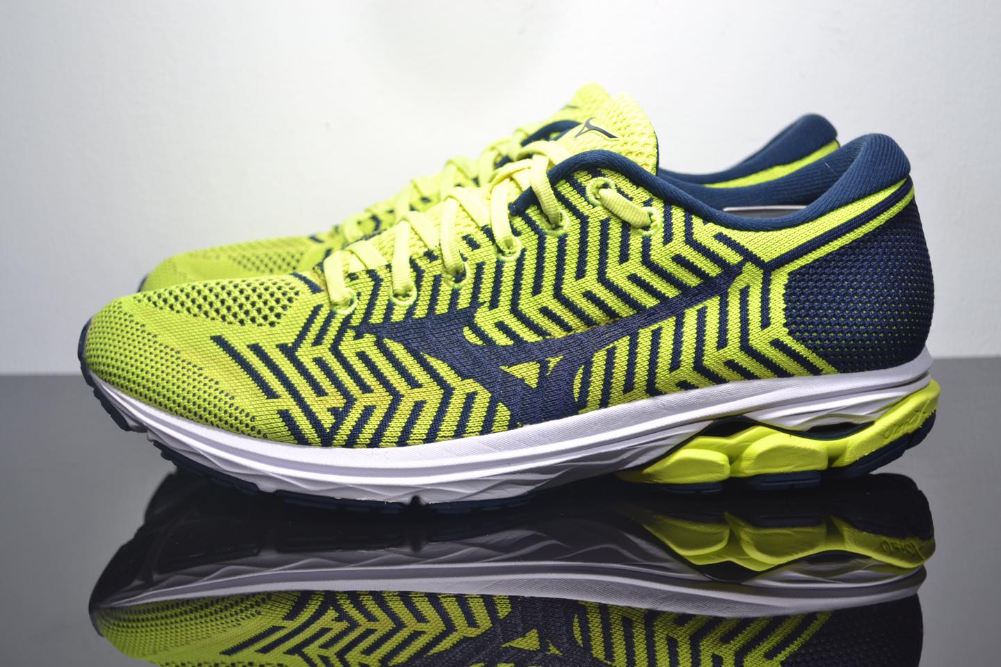 MIZUNO WAVE KNIT R2 ไซท์ 44 - 28.5 cm. สภาพใหม่ ผ้านิต สีสวย เขียว ...