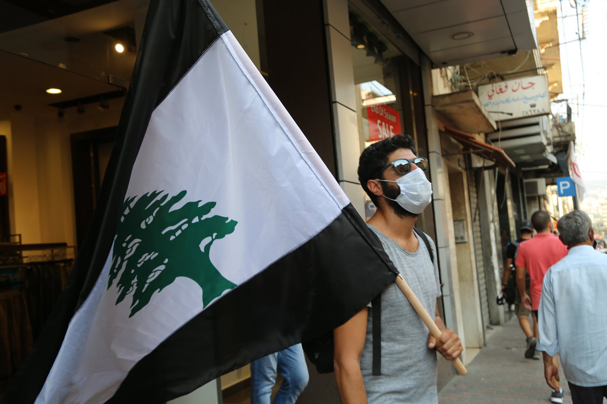 ICI Première - Le drapeau libanais est composé de 2 bandes rouges (le ...