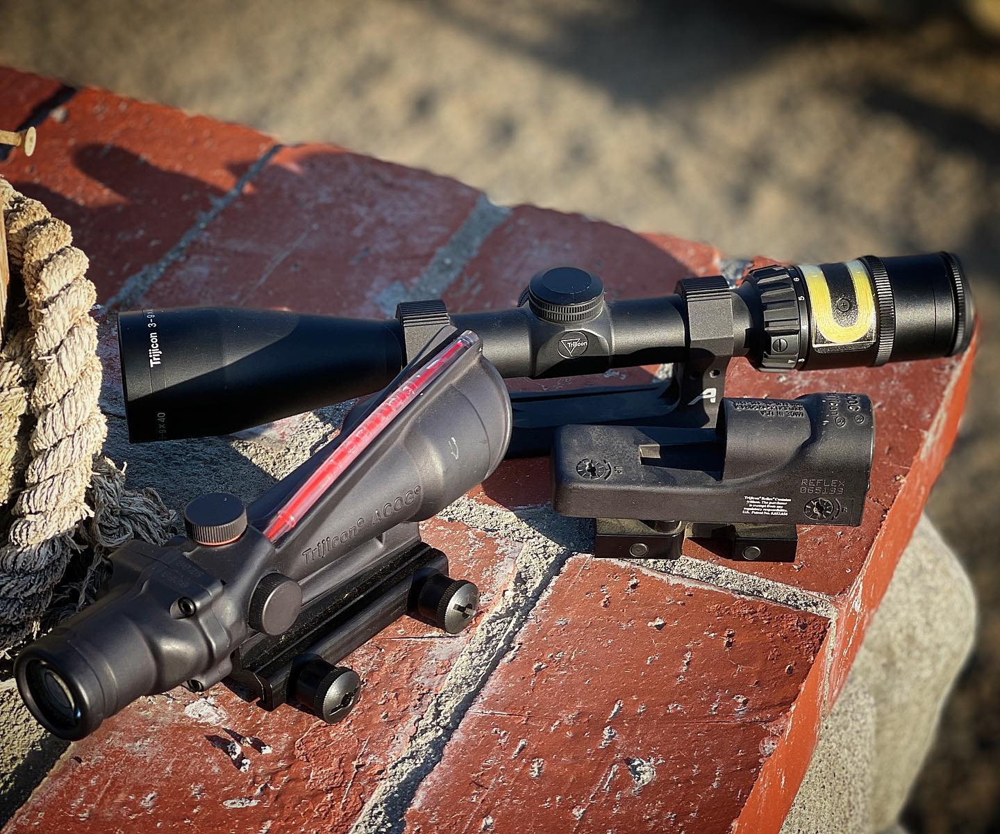 Difference between an elcan compared to a trijicon acog?