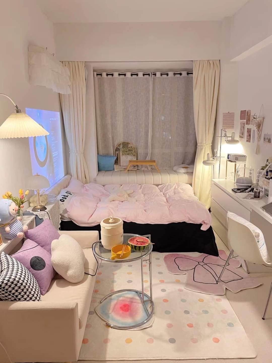 จัดบ้าน - ”แต่งห้องนอน“ที่มีหน้าต่างบานใหญ่กลางห้อง กั้นม่านสองชั้นดู ...