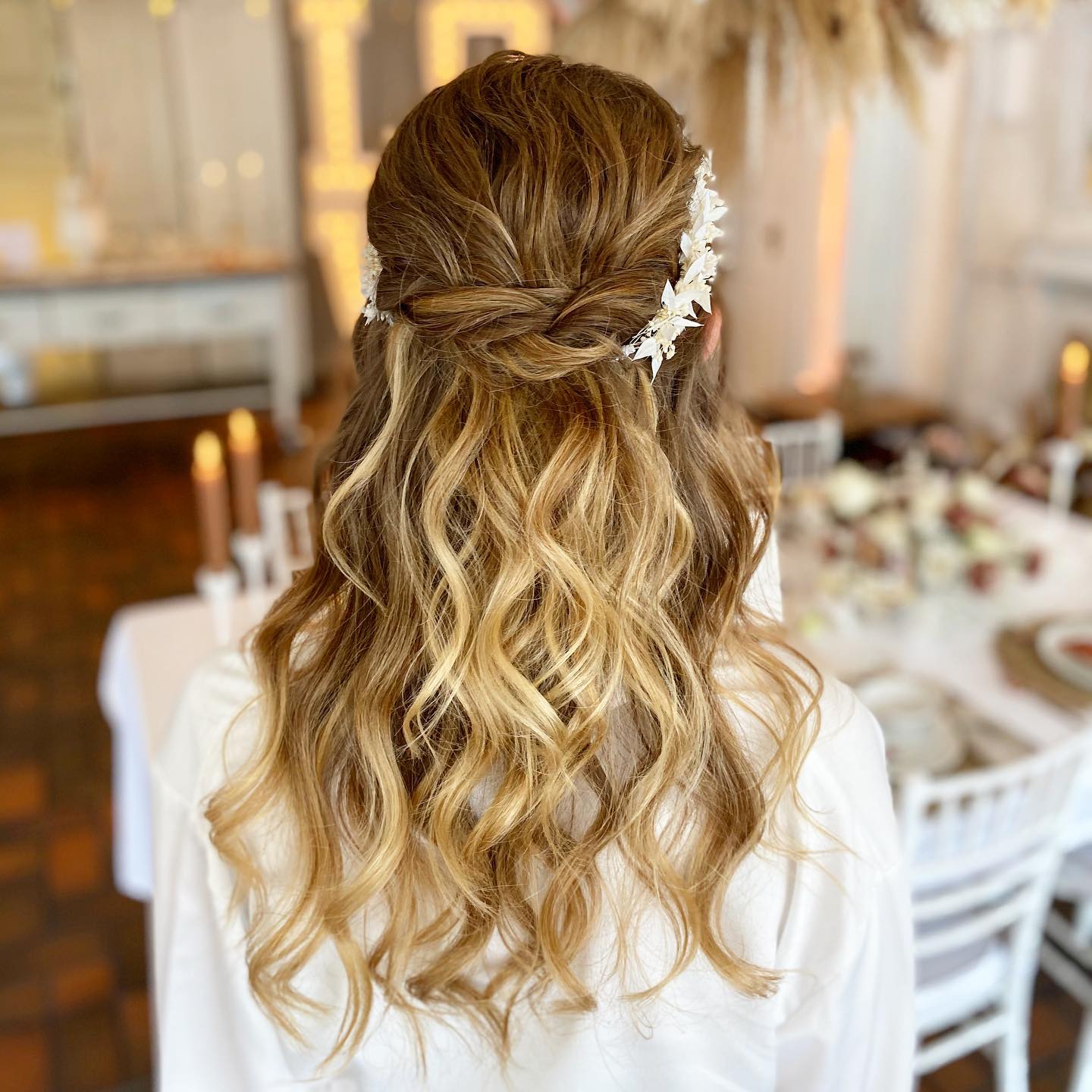 Halboffene Haare liegen weiterhin total im Trend. Ob mit Blumenkranz (wie hier ganz dezent und aus Trockenblumen), mit Haarschmuck oder auch ganz pur: diese Frisur sieht einfach immer locker, modern und romantisch