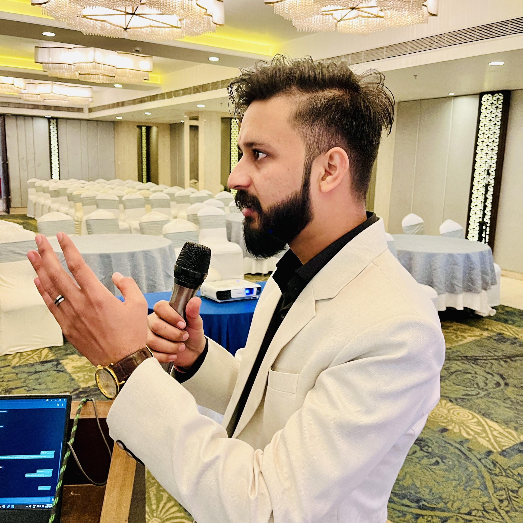 Fronx ki reel banwani chahiye ? Apne cameraman se 😜🔥🚗 . . . #fronx # ...